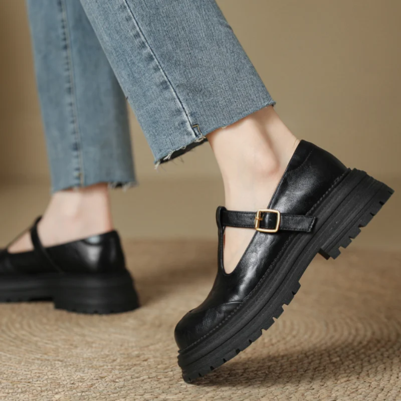 Régine | Classic Strapped Shoe