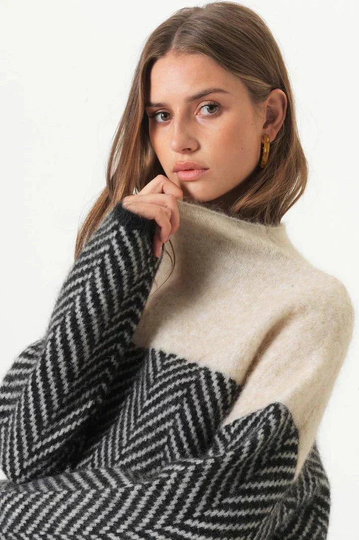 Queenie women's herringbone knit sweater - photo 6